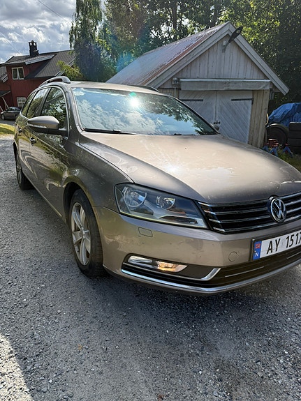Volkswagen Passat 2 of 13