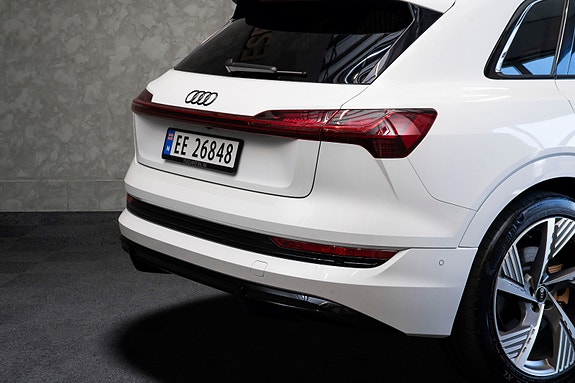 Audi e-tron 7 of 27