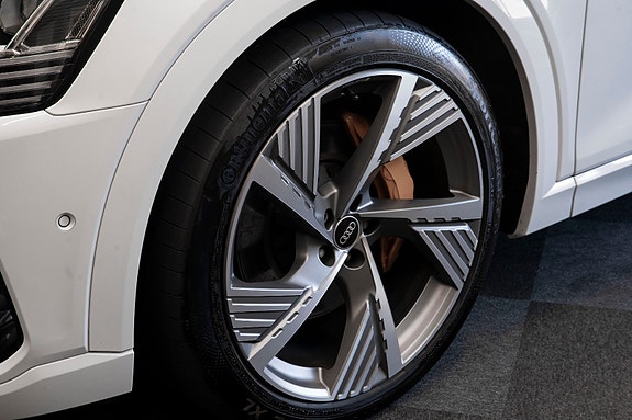 Audi e-tron 4 of 27