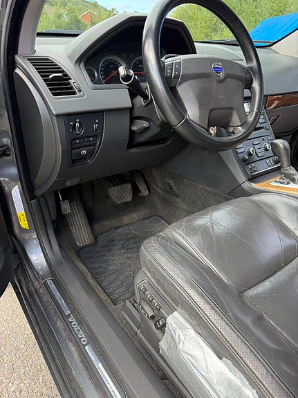 Volvo XC90 11 of 15