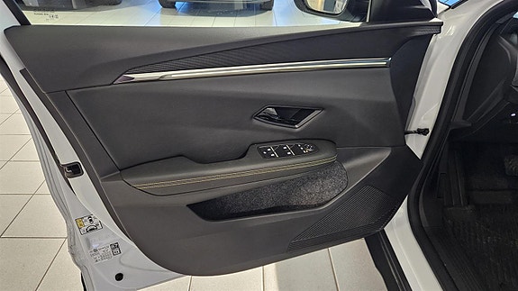 Renault Scenic E-Tech 9 of 30