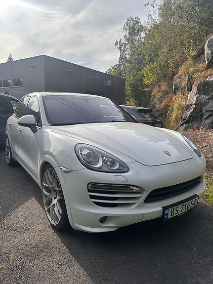 Porsche Cayenne 2 of 12