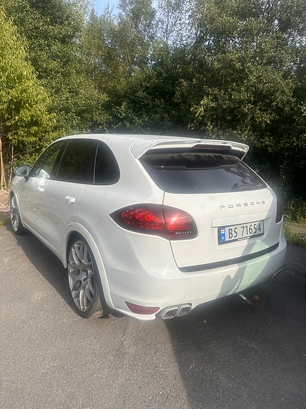 Porsche Cayenne 3 of 12