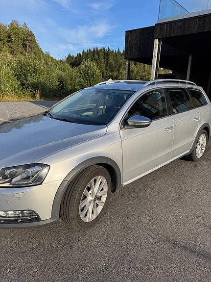 Volkswagen Passat Alltrack 2 of 13