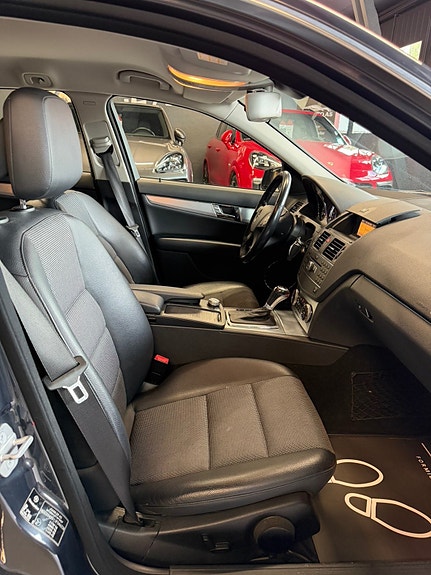 Mercedes-Benz C200 14 of 30