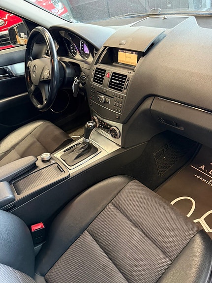 Mercedes-Benz C200 16 of 30