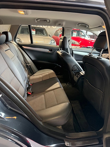 Mercedes-Benz C200 18 of 30