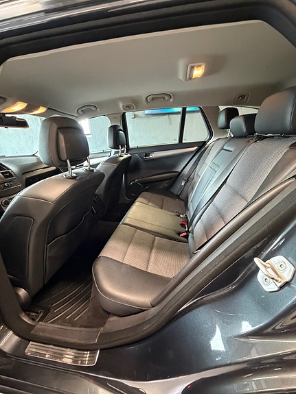 Mercedes-Benz C200 19 of 30