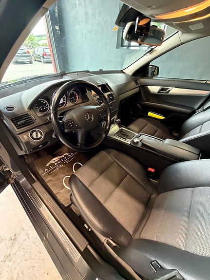 Mercedes-Benz C200 13 of 30