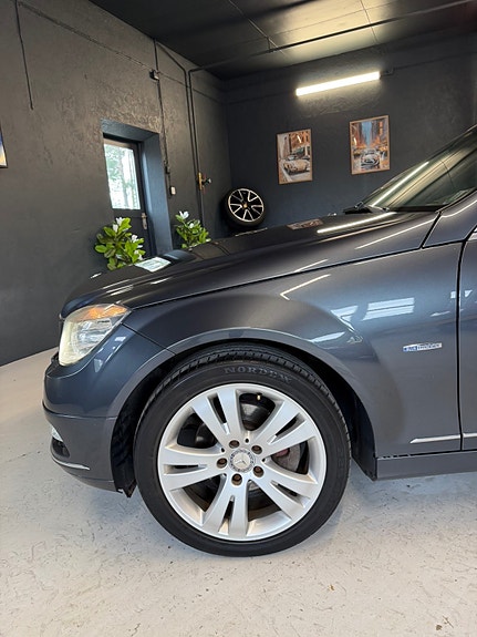 Mercedes-Benz C200 11 of 30