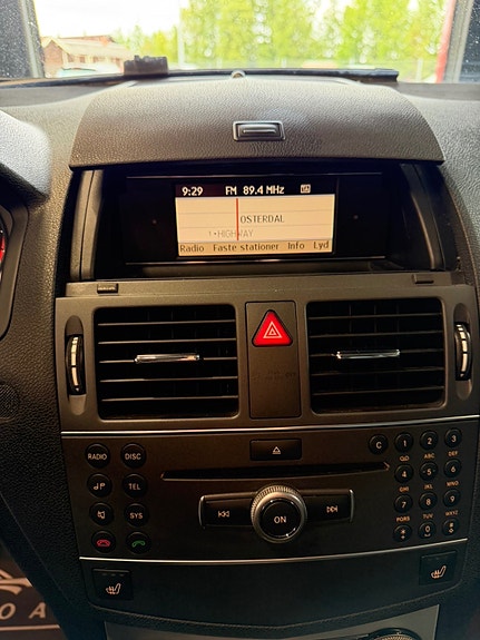 Mercedes-Benz C200 27 of 30