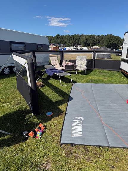 Polar Topp utstyrt - Black Edition Alde, Mover, Solceller, 500ah Litium, 2x 42 TV, Inverter 2000w, Airbrake, Starlink, AC 15 of 16