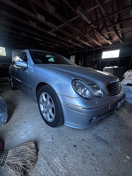 Mercedes-Benz C200 d 2 of 10