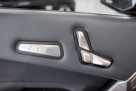 BMW iX 14 of 30