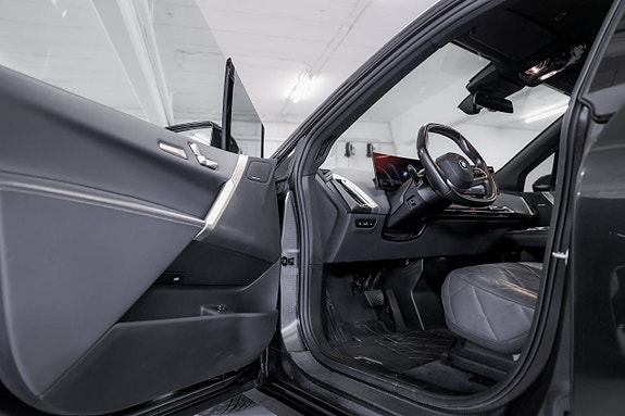 BMW iX 12 of 30