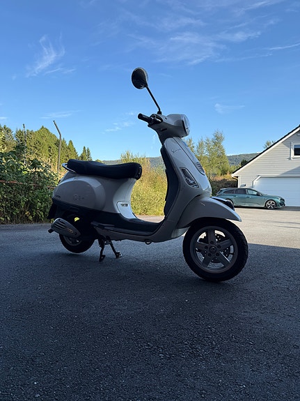Vespa LX 50 2 of 7