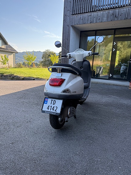 Vespa LX 50 3 of 7