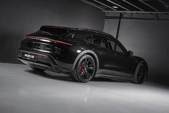 Porsche Taycan Cross Turismo 9 of 30