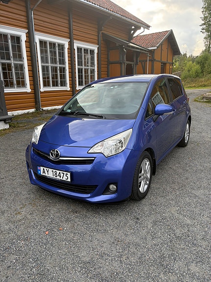Toyota Verso-S 2 of 14