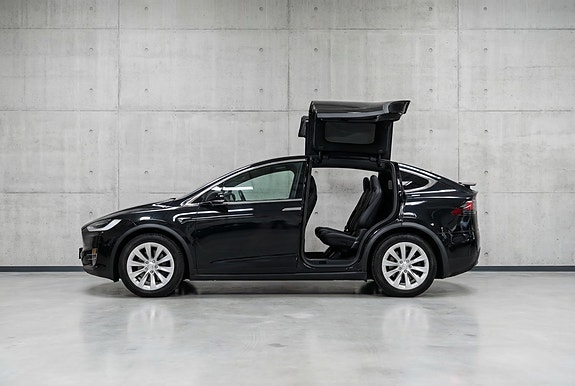 Tesla Model X 4 of 28