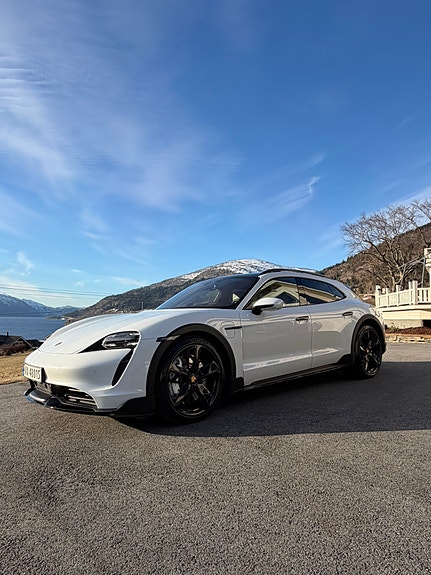 Porsche Taycan Cross Turismo 17 of 30
