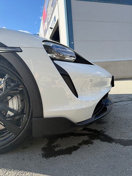 Porsche Taycan Cross Turismo 11 of 30