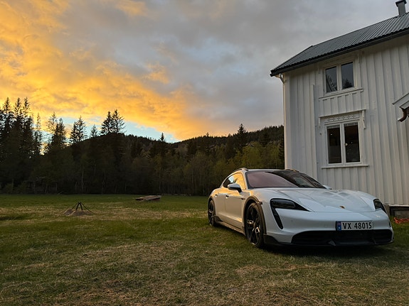 Porsche Taycan Cross Turismo 24 of 30