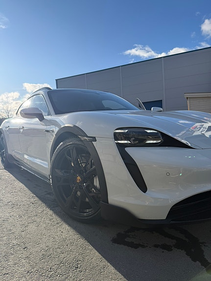 Porsche Taycan Cross Turismo 9 of 30