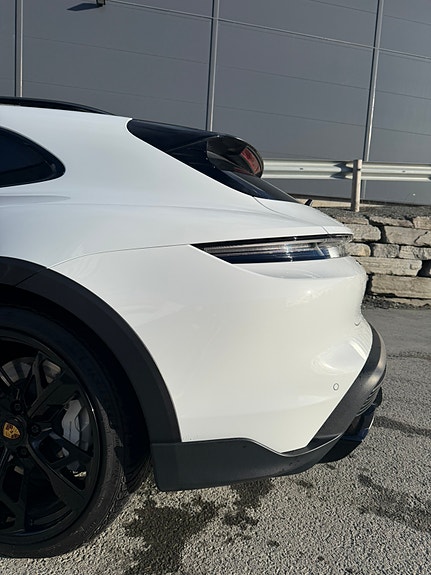 Porsche Taycan Cross Turismo 13 of 30