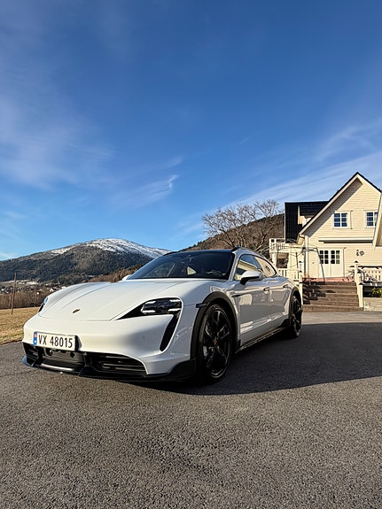 Porsche Taycan Cross Turismo 16 of 30