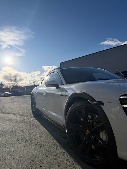 Porsche Taycan Cross Turismo 30 of 30