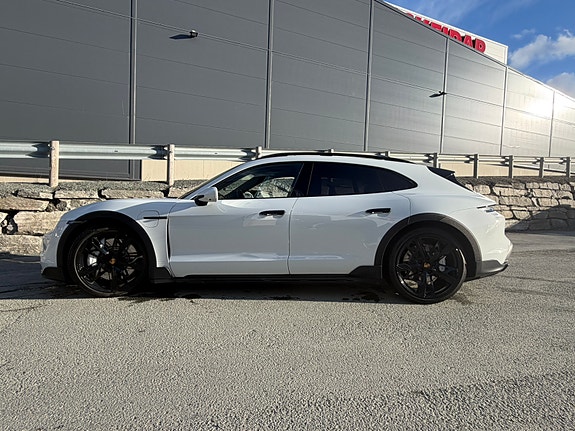 Porsche Taycan Cross Turismo 15 of 30