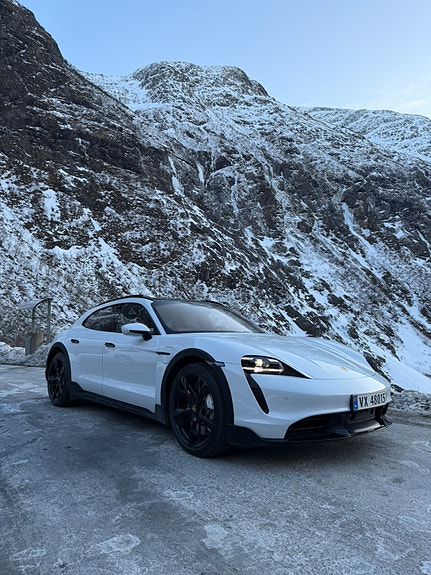 Porsche Taycan Cross Turismo 18 of 30