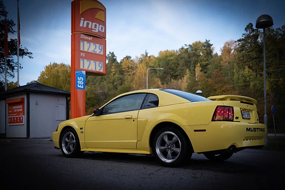Ford Mustang 3 of 27