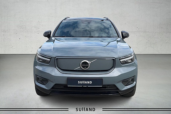 Volvo XC40 2 of 28