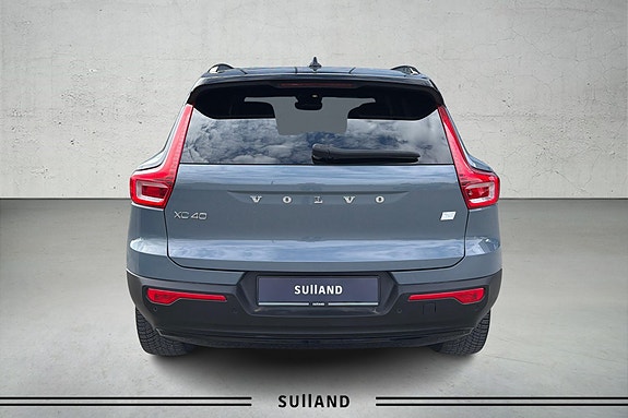 Volvo XC40 7 of 28