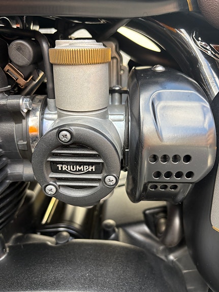 Triumph Bonneville T120 Black Gold Line 23 of 30