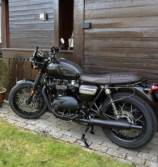 Triumph Bonneville T120 Black Gold Line 2 of 30