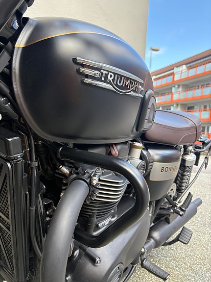 Triumph Bonneville T120 Black Gold Line 15 of 30