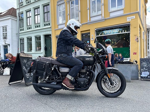 Triumph Bonneville T120 Black Gold Line 4 of 30