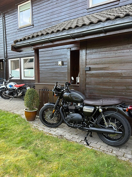 Triumph Bonneville T120 Black Gold Line 11 of 30