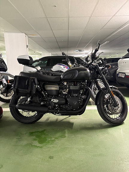 Triumph Bonneville T120 Black Gold Line 9 of 30