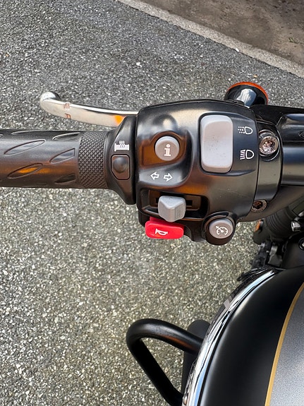 Triumph Bonneville T120 Black Gold Line 25 of 30