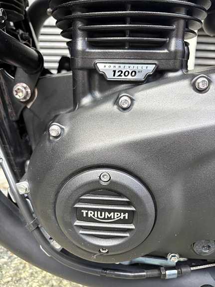 Triumph Bonneville T120 Black Gold Line 16 of 30