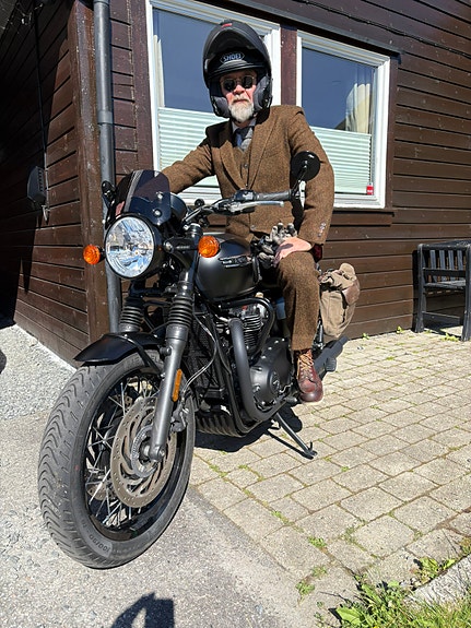 Triumph Bonneville T120 Black Gold Line 10 of 30