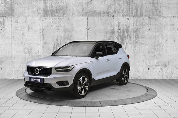 Volvo XC40 2 of 23