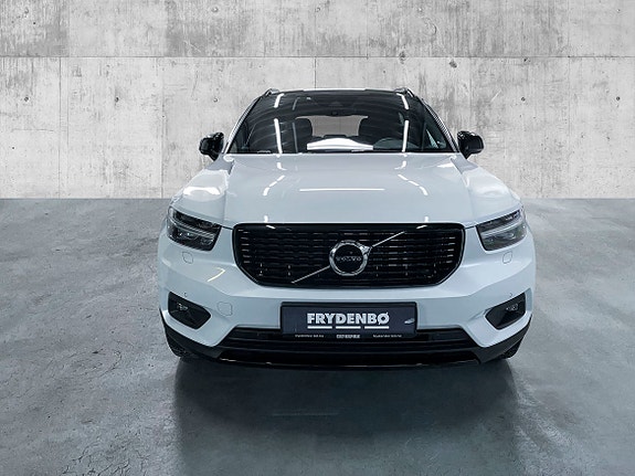 Volvo XC40 2 of 17