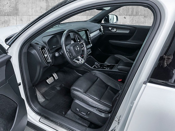 Volvo XC40 8 of 17