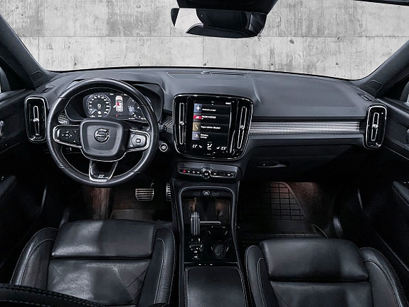Volvo XC40 7 of 17