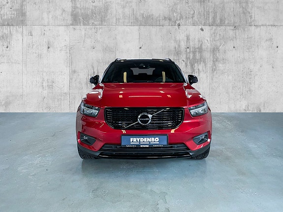 Volvo XC40 2 of 10